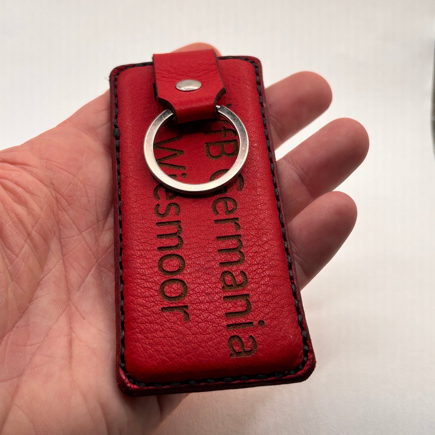 Personalisiertes Accessoire aus echtem Nappaleder – gravierter Schlüsselanhänger in Rot, perfekt für Vereine, Hotels und Ferienwohnungen