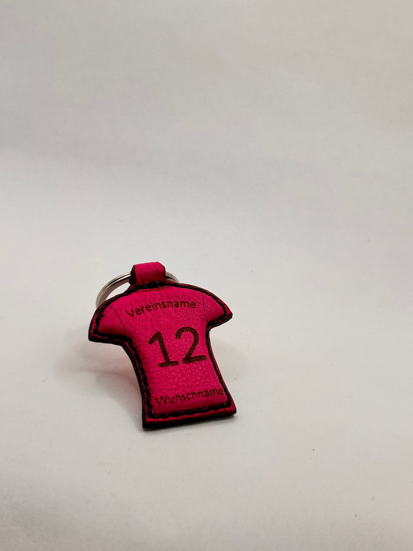 Personalisierter Schlüsselanhänger Fußball Trikot pink, doppelseitig