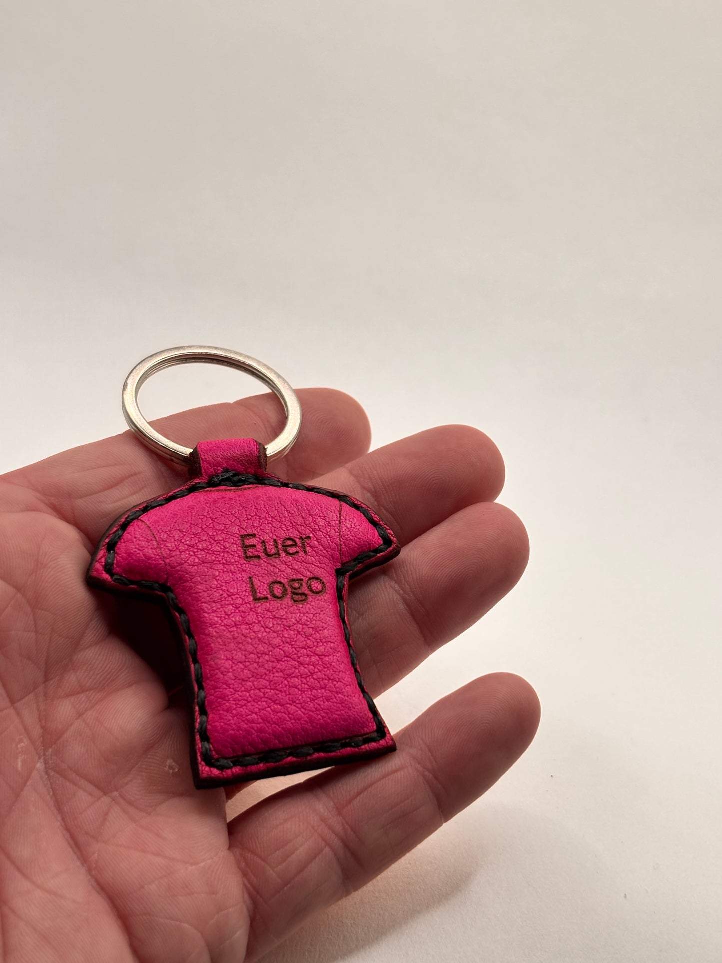 Personalisierter Schlüsselanhänger Fußball Trikot pink, doppelseitig