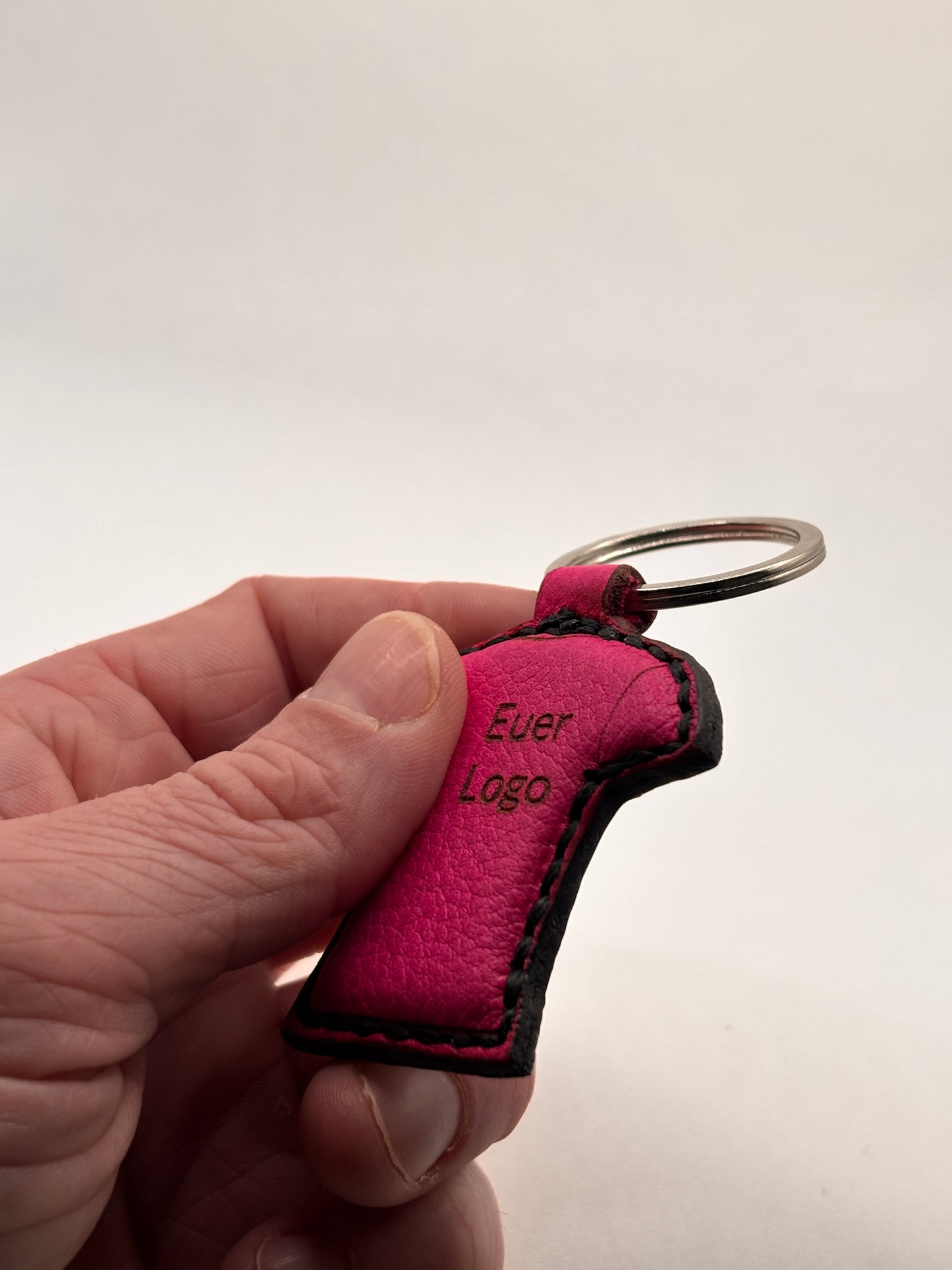 Personalisierter Schlüsselanhänger Fußball Trikot pink, doppelseitig