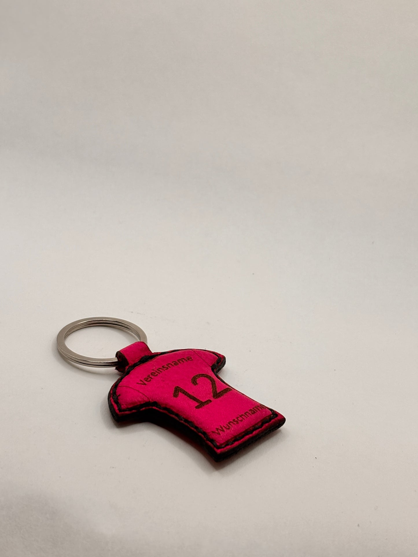 Personalisierter Schlüsselanhänger Fußball Trikot pink, doppelseitig