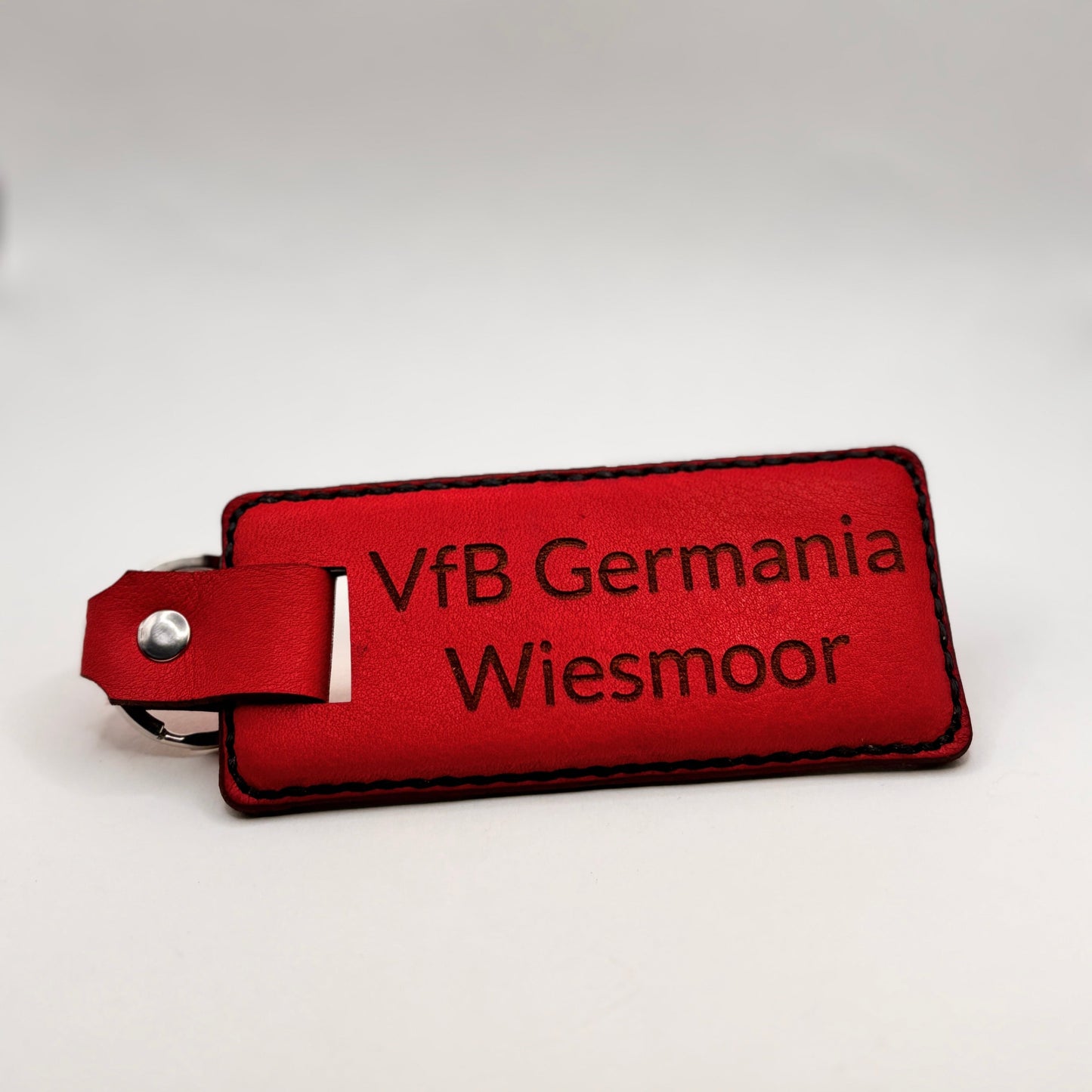 Handgemachter roter Nappaleder-Schlüsselanhänger mit Vereinsgravur VfB Germania Wiesmoor, ideal für Vereinsheim, Kabine und Fans