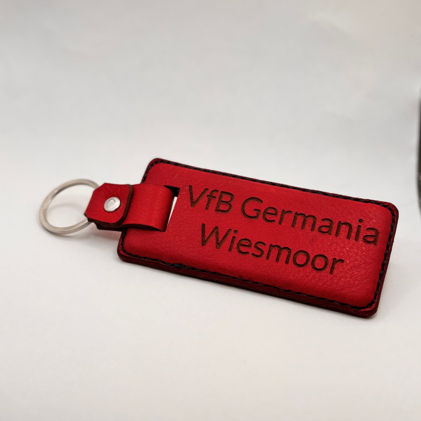 Individueller Nappaleder-Schlüsselanhänger mit Gravur – perfekt für Vereinsbedarf, Fanshops und Vereinsgeschenke