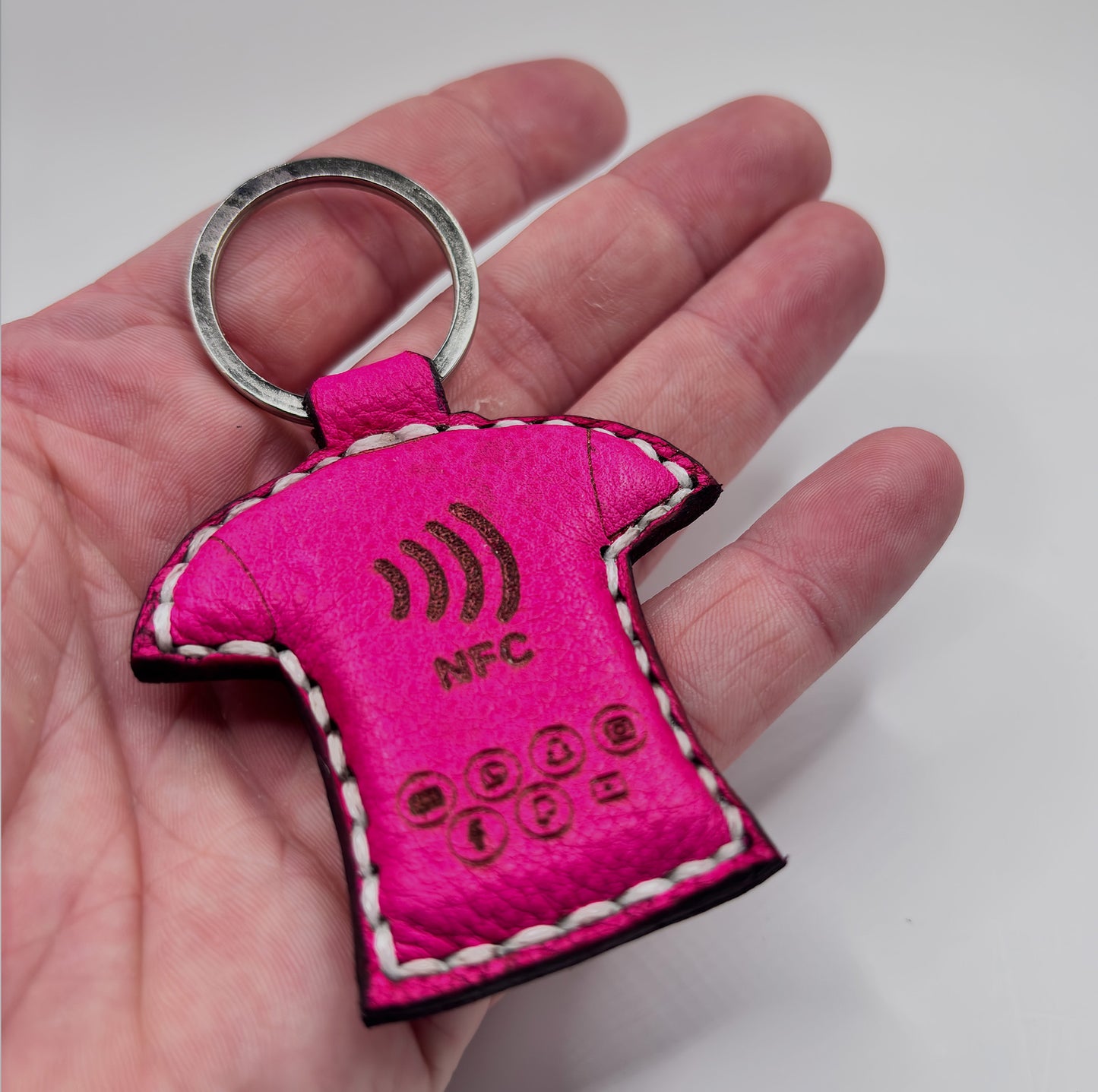 Digitale QR Code Visitenkarte + NFC-Schlüsselanhänger "Trikot pink"