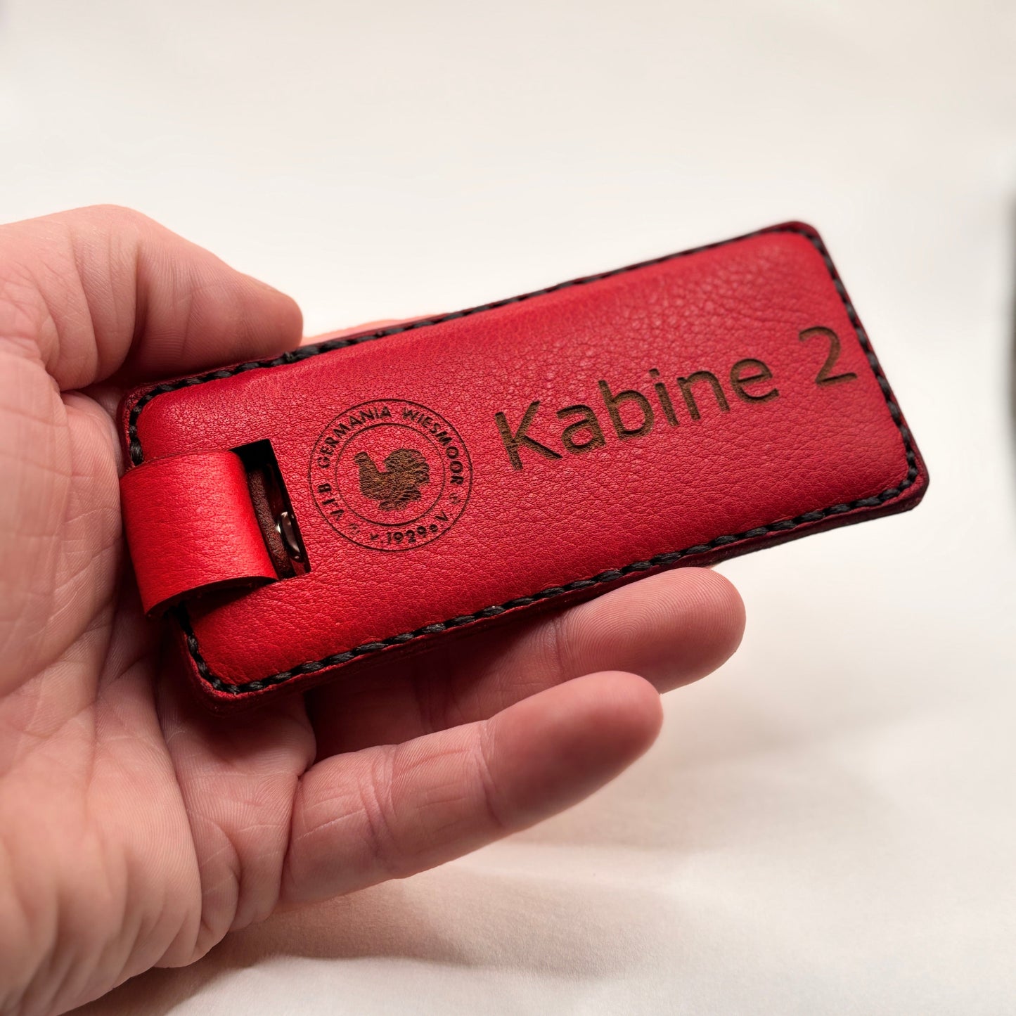 Personalisierter Schlüsselanhänger aus echtem Nappaleder in Rot mit Vereinsgravur, passend für Vereinsheim und Sportclub