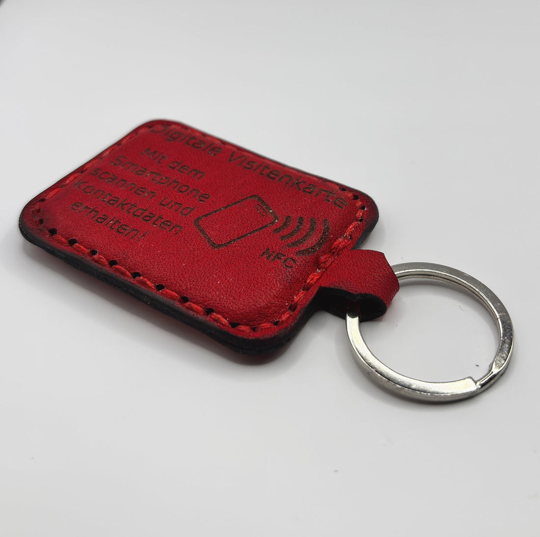 Roter NFC-Schlüsselanhänger von EngelzKind als digitale Visitenkarte – modernes Networking-Tool zum kontaktlosen Teilen von Kontaktdaten mit Smartphone oder iPhone.