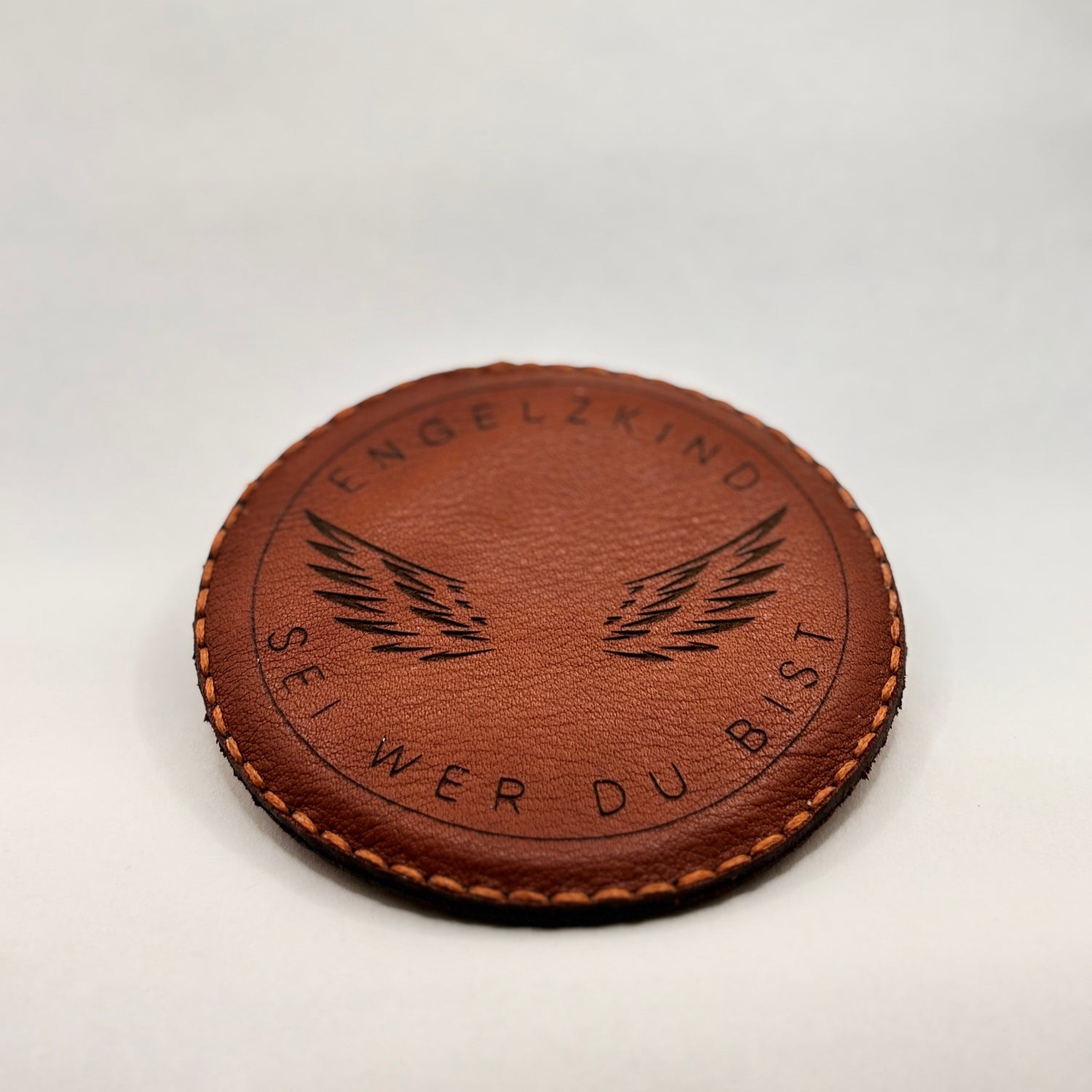 Brauner Lederuntersetzer mit Logo-Gravur aus echtem Nappaleder – personalisiertes Werbegeschenk für Firmen, Vereine und Gastronomie. Edles Design, langlebige Gravur und rutschfeste Filzrückseite – ideal für Events & Branding