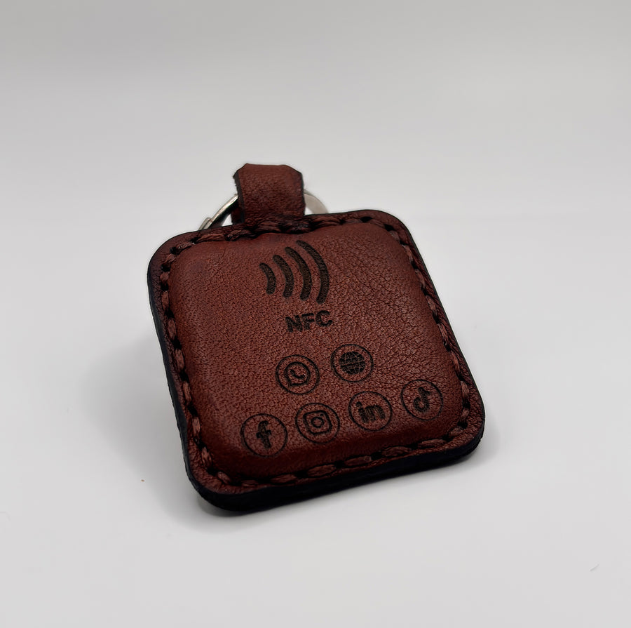 Brauner EngelzKind NFC-Anhänger aus Echtleder