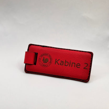 Graviertes Geschenk für Fußballfans – personalisierter roter Nappaleder-Schlüsselanhänger mit Vereinslogo oder Vereinsnamen
