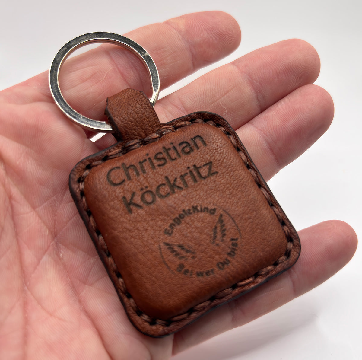 EngelzKind NFC-Anhänger aus Leder in einer Hand